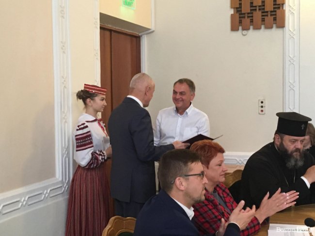 У Луцьку нагородили «заслужених» діячів, «відмінних» волонтерів і професіоналів. ФОТО