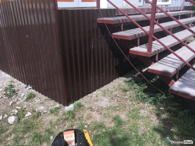 Безхатько з-під сходів луцького будинку знову живе на вулиці. ФОТО