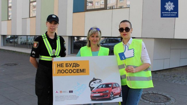 «Не будь лососем», – патрульні з активістами влаштували оригінальну акцію для неслухняних пішоходів. ФОТО