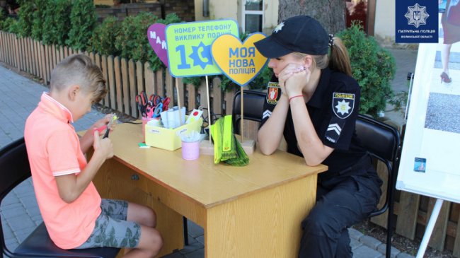 «Не будь лососем», – патрульні з активістами влаштували оригінальну акцію для неслухняних пішоходів. ФОТО