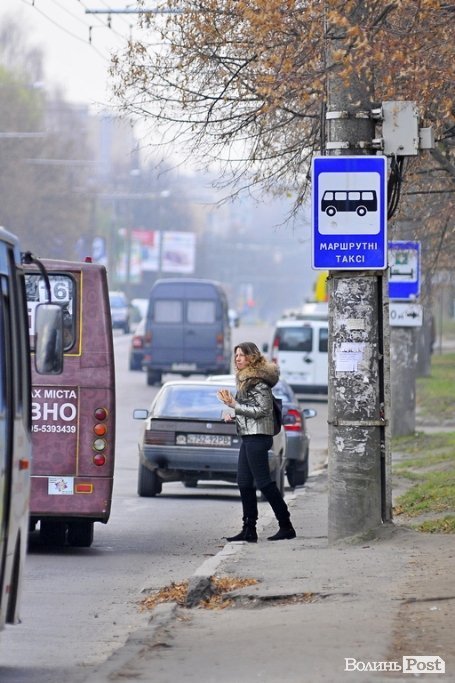 Люди на зупинках. БУДНІ МІСТА