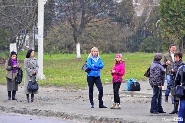 Люди на зупинках. БУДНІ МІСТА