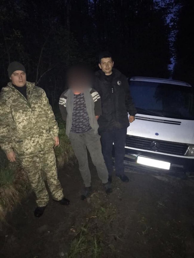 На Волині молодий чоловік викрав мікроавтобус, щоб покатати дівчат. ФОТО