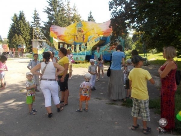 У Луцьку дітей безплатно катали на атракціонах. ФОТО