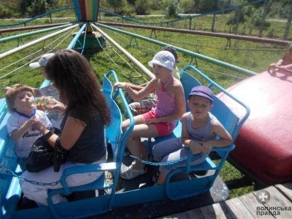 У Луцьку дітей безплатно катали на атракціонах. ФОТО