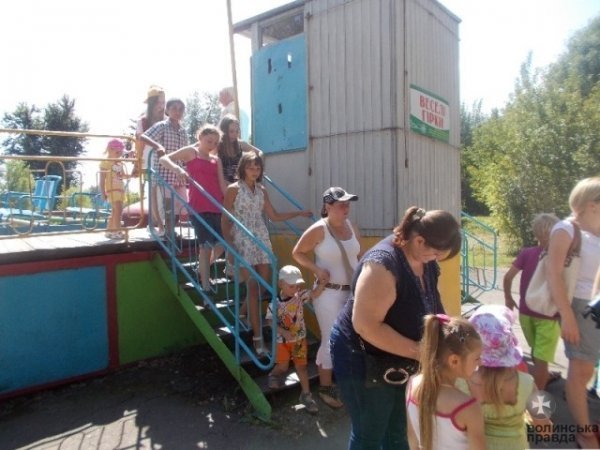 У Луцьку дітей безплатно катали на атракціонах. ФОТО