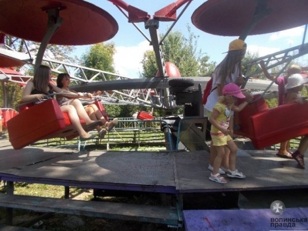У Луцьку дітей безплатно катали на атракціонах. ФОТО