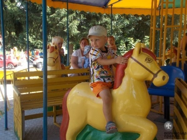 У Луцьку дітей безплатно катали на атракціонах. ФОТО