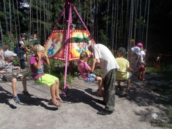 У Луцьку дітей безплатно катали на атракціонах. ФОТО