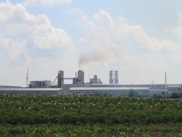 Мешканці волинського міста нарікають на сморід біля заводу