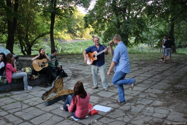 Як прибирали біля луцького слоника. ФОТО