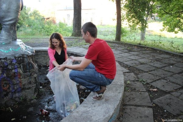 Як прибирали біля луцького слоника. ФОТО