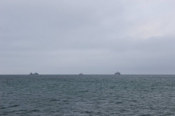 Російські військові кораблі відпливають від озера Донузлав у Криму