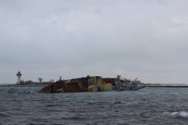 Затоплений протичовновий корабель «Очаков» на виході в море з озера Донузлав у Криму