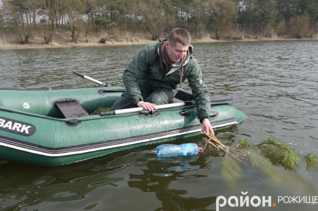 Волинські рибалки прибрали берег озера від сміття. ФОТО