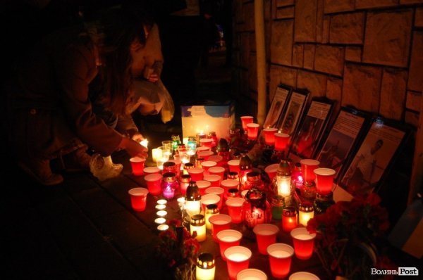У Луцьку запалили свічки пам’яті за загиблими на Майдані. ФОТО