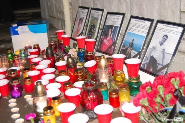 У Луцьку запалили свічки пам’яті за загиблими на Майдані. ФОТО