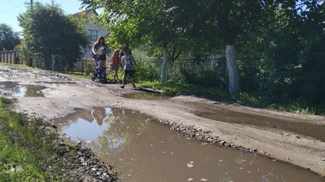 Не можуть проїхати ні «швидка», ні пожежна: мешканці Ківерців скаржаться на погану дорогу. ВІДЕО
