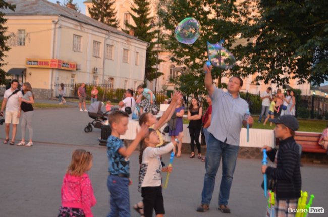 Гігантські кулі над вечірнім містом: у Луцьку – фестиваль «Aerosfera». ФОТО