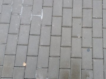 У Луцьку скаржаться на недбале вкладання бруківки