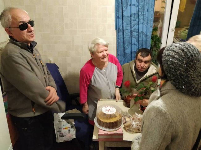 Волонтерка від Бога: зворушлива історія про незрячу бабусю з Луцька