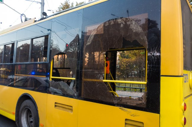 У Києві маршрутка зіткнулася із тролейбусом. ФОТО. ВІДЕО