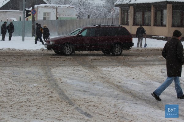 У Володимирі комунальники воюють зі снігом на вулицях