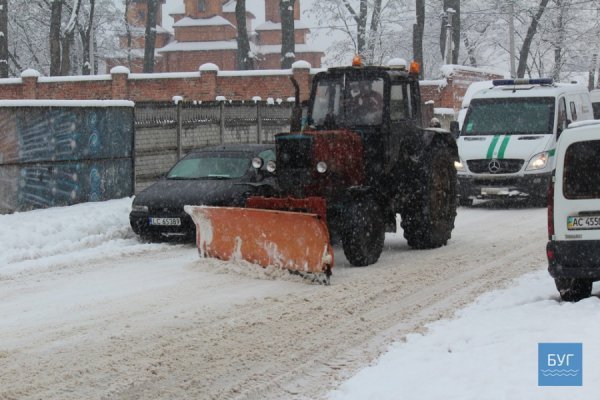 У Володимирі комунальники воюють зі снігом на вулицях