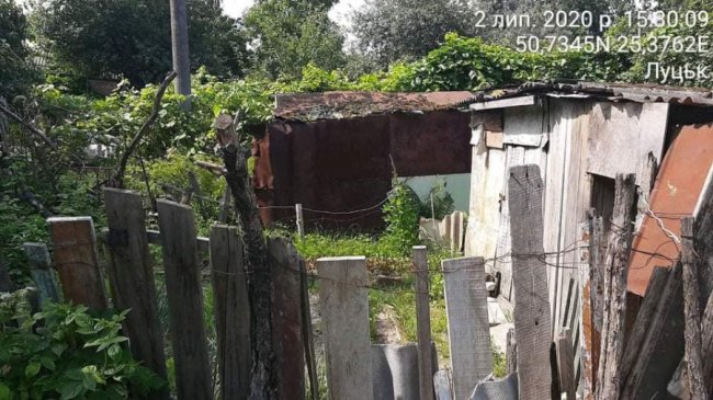  Нібито приватні території: мешканців луцьких багатоповерхівок змушують демонтувати незаконні паркани, городи і шини з квітами 