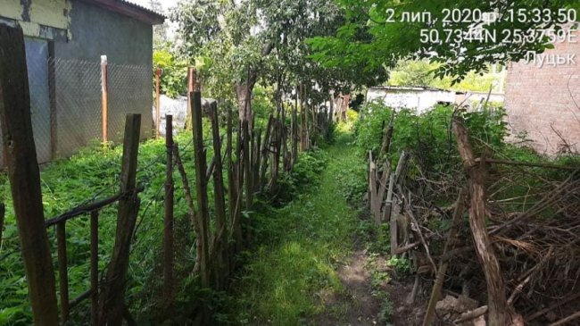  Нібито приватні території: мешканців луцьких багатоповерхівок змушують демонтувати незаконні паркани, городи і шини з квітами 