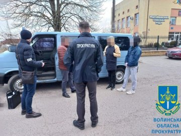 Судитимуть посадовця Підгайцівської сільради, який взяв 4400 доларів хабара