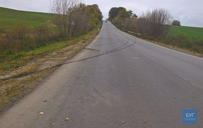 На Волині бус злетів у кювет і кілька разів перевернувся