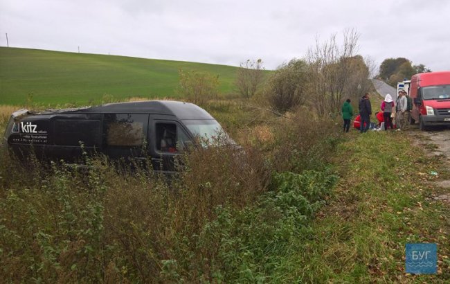 На Волині бус злетів у кювет і кілька разів перевернувся
