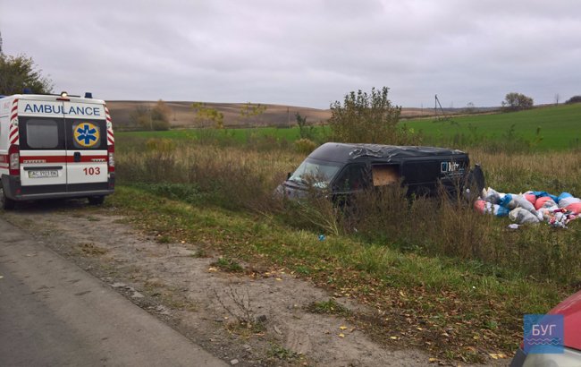 На Волині бус злетів у кювет і кілька разів перевернувся