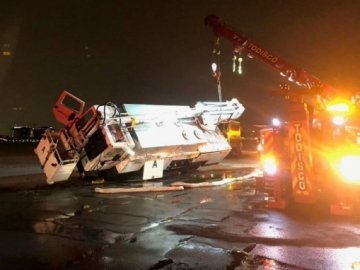 Літак врізався у машину спецтехніки