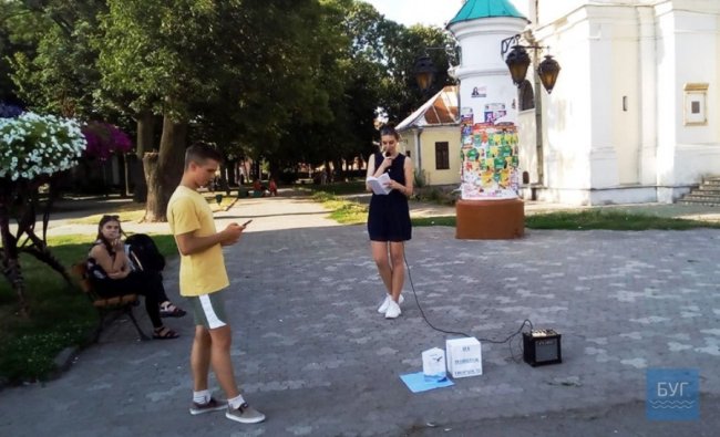 У Володимирі молоді поети збирали кошти на «розвиток творчості». ФОТО