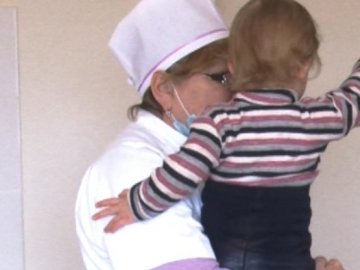 У дівчинки, яку п'яна матір покинула у візочку у Луцьку, – запалення легень. ВІДЕО