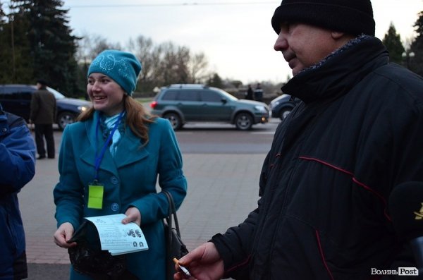 Луцьких курців пригощали цукерками. ФОТО