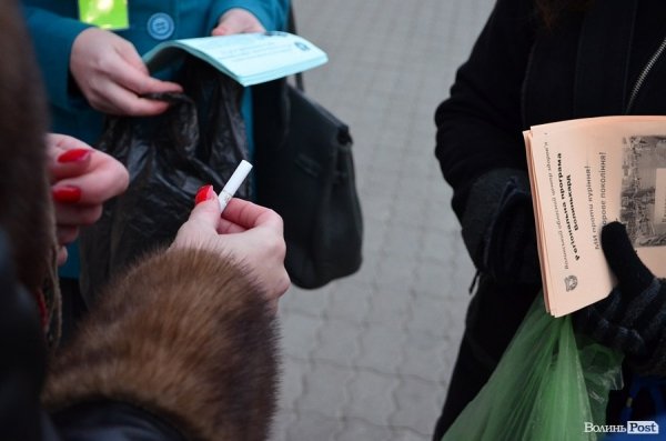 Луцьких курців пригощали цукерками. ФОТО