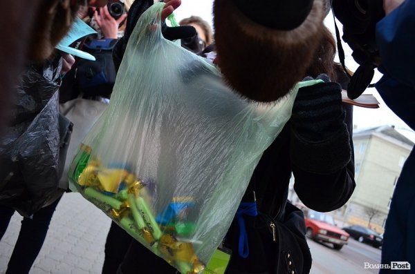 Луцьких курців пригощали цукерками. ФОТО