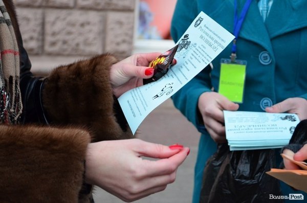 Луцьких курців пригощали цукерками. ФОТО