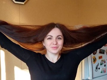 Рівнянка відрізала волосся для виготовлення перуки онкохворій дівчинці. ВІДЕО
