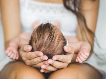 Родичі не підозрювали про вагітність: на Рівненщині неповнолітня народила дитину біля будинку