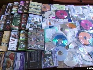 У Київському бомбосховищі знайшли підпільний цех з DVD-дисків 