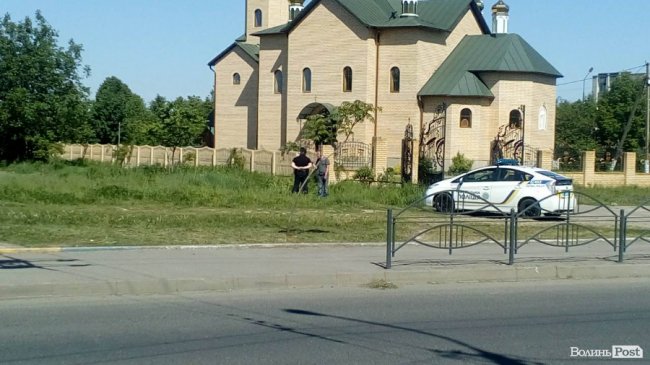 Поліція приїхала розбороняти бійку біля церкви в Луцьку