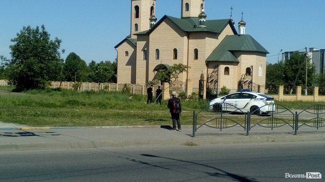 Поліція приїхала розбороняти бійку біля церкви в Луцьку