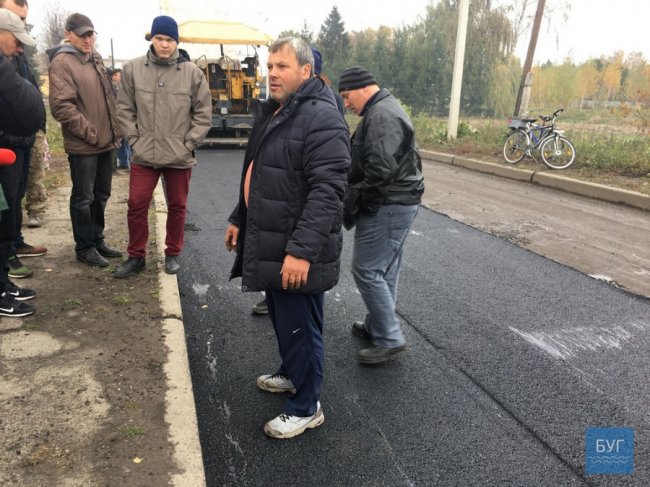 Новий асфальт знімається руками: волиняни бунтують проти браку