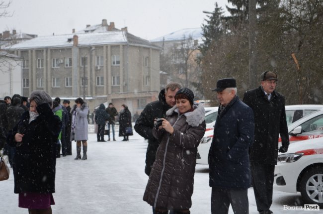 У Луцьку сімейним лікарям вручили ключі від новеньких автівок. ФОТО