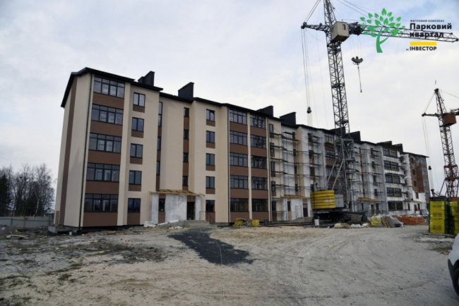 У другому будинку ЖК «Парковий квартал» у Ковелі завершують утеплювати фасад. ФОТО*