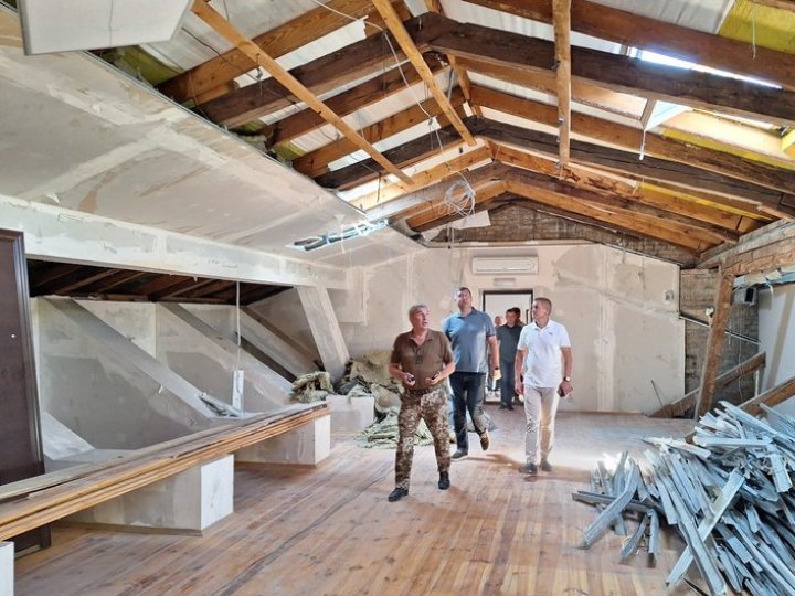 Показали, як у військовому ліцеї в Луцьку ліквідовують наслідки російського обстрілу